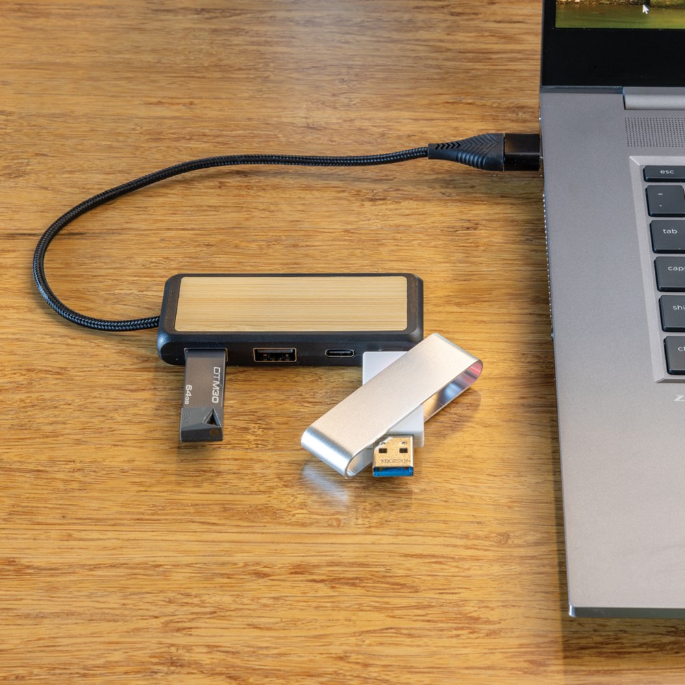 Link Dual Input USB Hub aus RCS rec. Kunststoff und Bambus